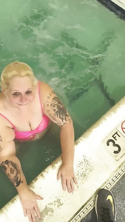 Davisdesires在泳池里看她的阴户流口水