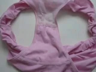 Schmutziges rosa Höschen einer sexy reifen Stiefmutter.
