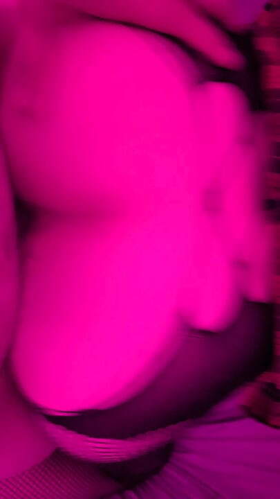 Hete vrouw wordt diep geneukt in gepassioneerde missionarishouding en op zijn hondjes - kletsnat en luid kreunend!