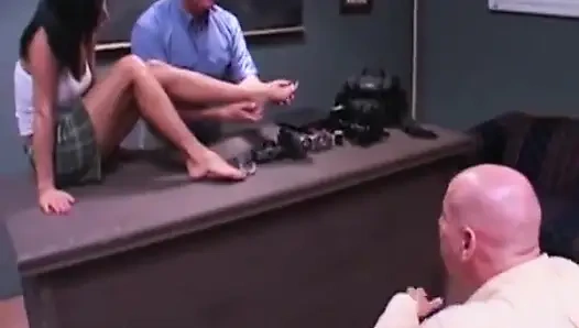 Pesta seks fetish kaki liar bareng tante seksi rambut pirang dan rambut cokelat