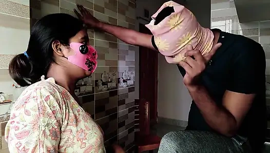 Ältere stiefschwester lehrt ihren stiefbruster sex in der küche