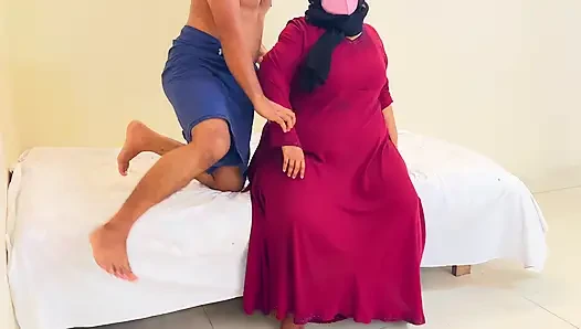 Kırmızı burqa ve tesettürlü tombul Müslüman kayınvalideyi sikiyor (bölüm 2)