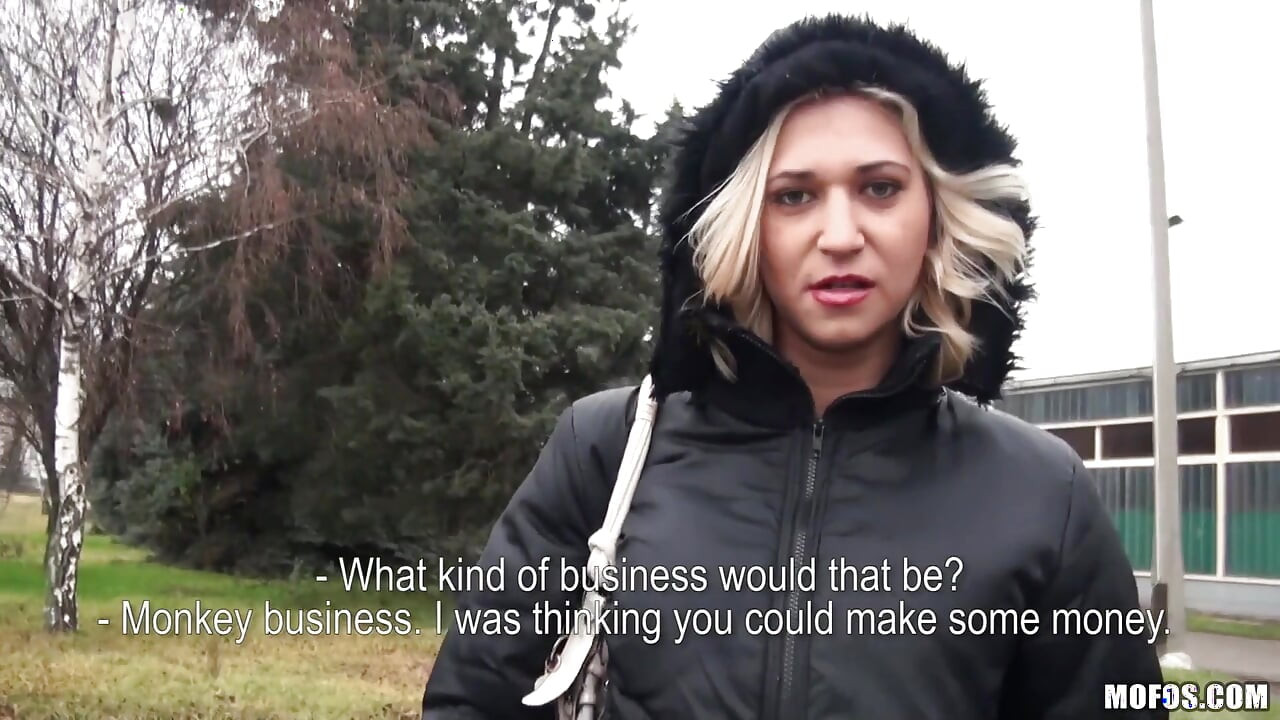 Publiczne pickupy - gorąca blondynka amatorka Linda Ray rucha się za trochę pieniędzy