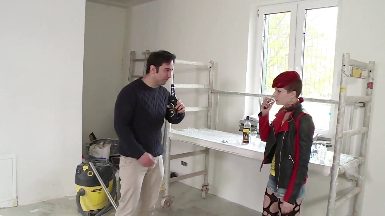 Chica pelirroja sexy con tetas pequeñas es follada en su coño mojado