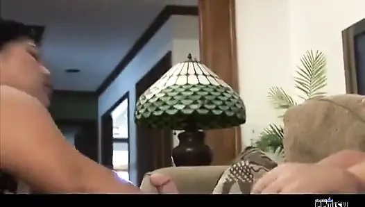 İri güzel Asyalı fışkırtma yarak emmeyi biliyor