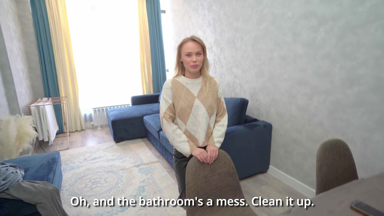 新来的女仆做不好，所以她不得不操她的小穴并在嘴里射精