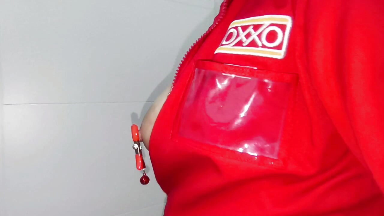 墨西哥大屁股熟女拉丁裔工人Oxxo脫下所有衣服，在鏡頭前展示她的整個屁股和陰道