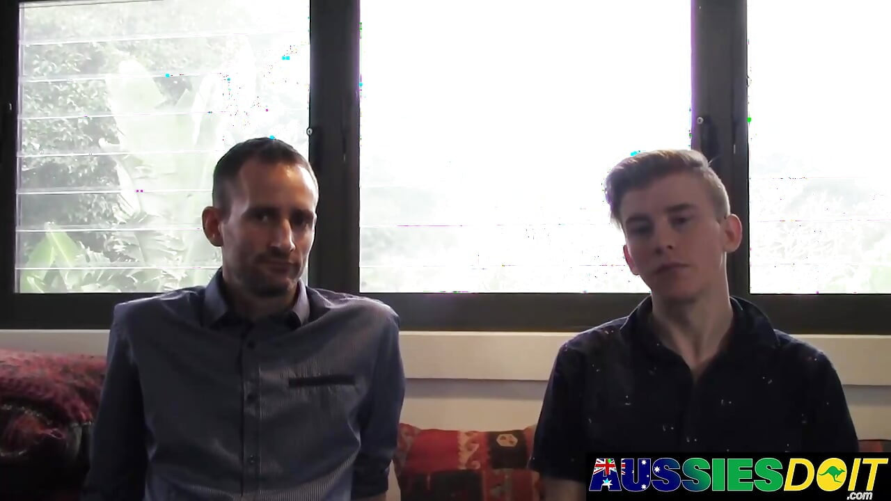 Aussie twink pandora streichelt seinen schwanz, während DILF mason tief in seinen arsch hämmert