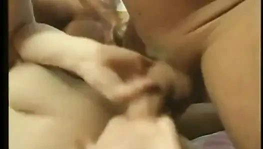 Banyak pejantan memanjakan seorang pengisap berambut keriting tua yang nakal