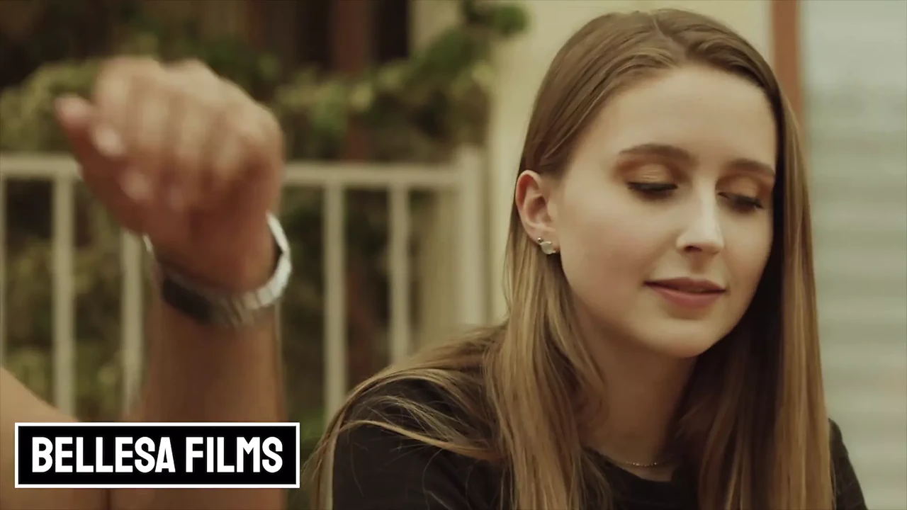 漂亮宝贝Laney Gray向她的新情人介绍她紧致的阴户