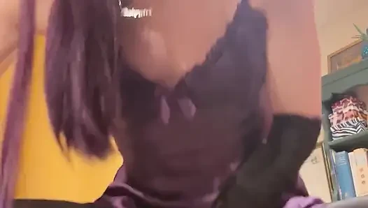 Jess Silk dildoya biniyor