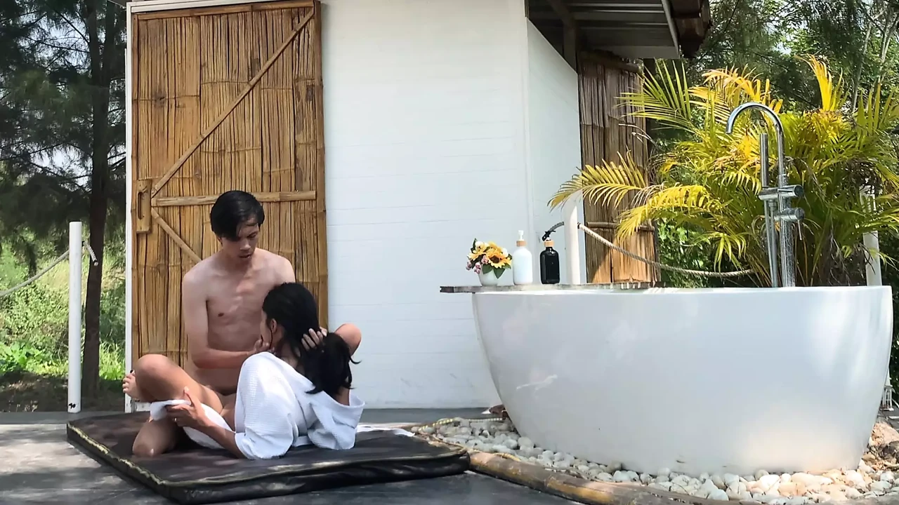 热辣的亚洲女郎在户外做爱