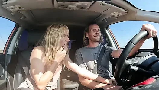 Sexy Blondine Schluckt Sperma Nach Dem Straßenblasen