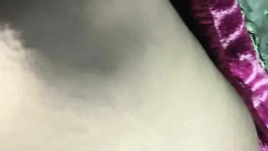 Water fell into the pussy when she put a finger in her pussy.
