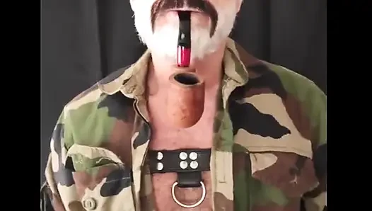 Kamo dişli eski mil üvey baba nips kıskaçlıyken piposünü içiyor