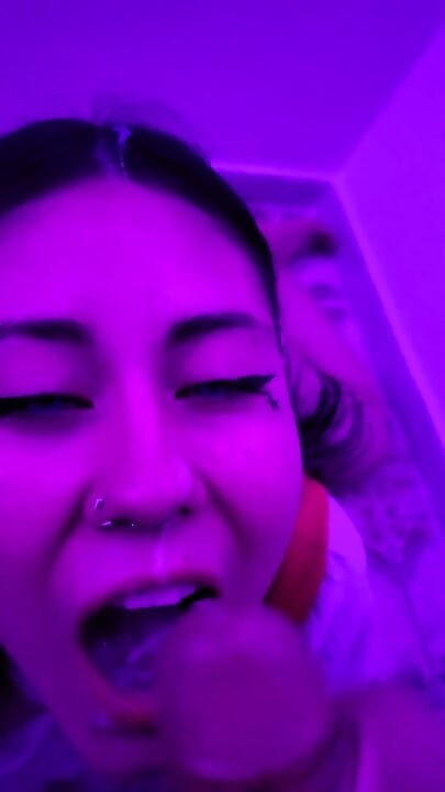 Güzel kız öğrenci Dherlydoll bana lezzetli bir gırtlağına kadar sakso çekiyor ve ağzına ıslak boşalma!