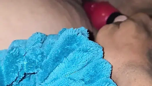 Latin orta yaşlı seksi kadın amcığını fışkırtarak oynuyor