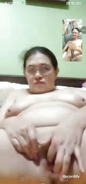 오늘 밤 섹스 영상 통화에서 그녀가 오르가즘에 도달하고 나도 사정했어.