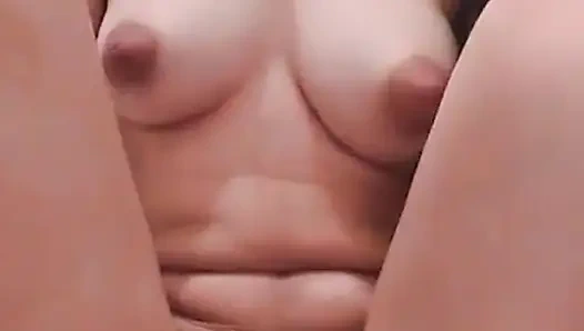 18 jahre altes weißes mädchen steckt ihre faust in ihre muschi