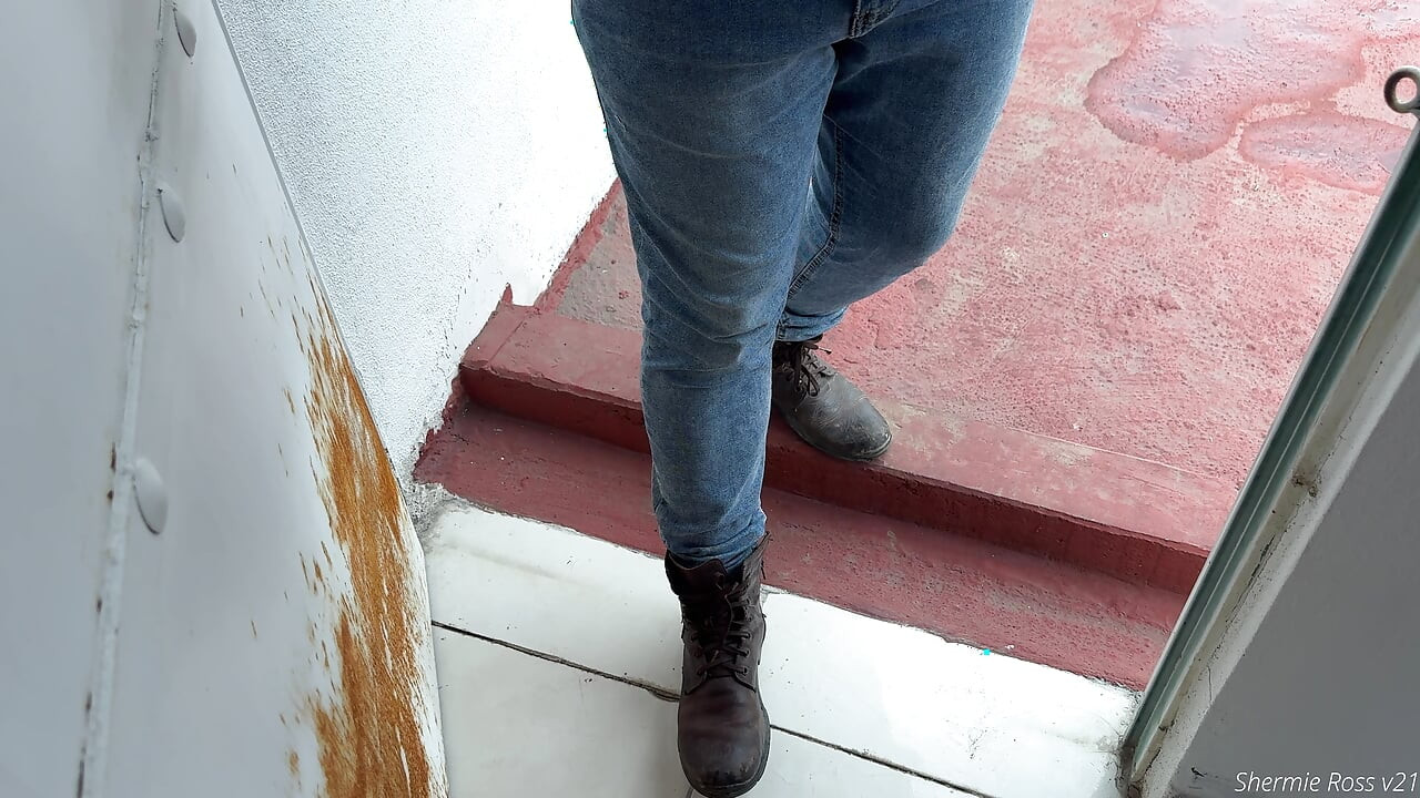 HOT CUSTOMER vs. SHY DELIVERY PERSON: He ended up falling into temptation and fucks me really hard on the couch.