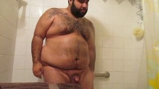 Przystojny młody niedźwiedź pod prysznicem