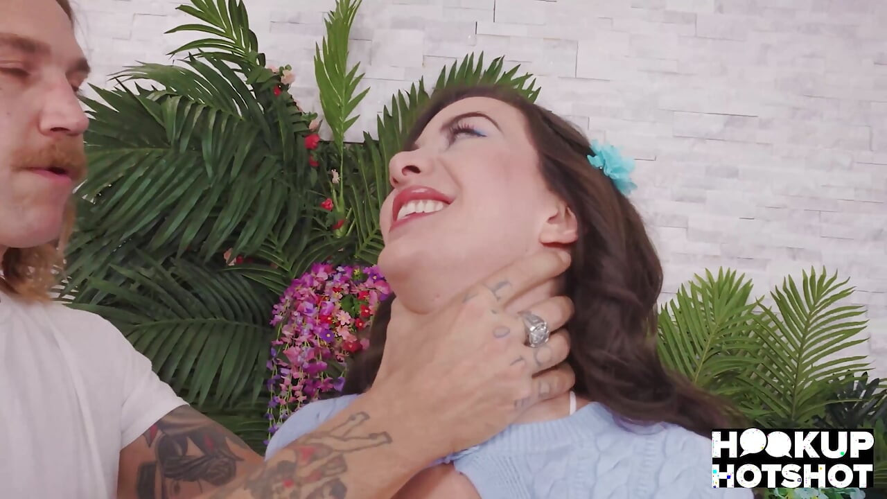 Curva dornică Natalie Brooks îl întreabă pe Bryan Gozzling pentru sex oral!
