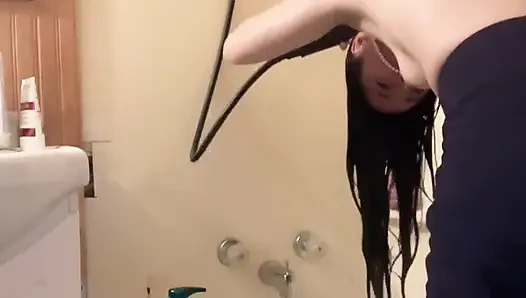 Hana waschen ihre haare auf der badewanne, kleine titten, so schön