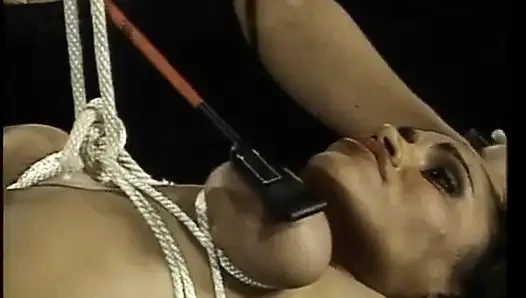 Deutsche schwarze schlampe wurde gefesselt und bei der bondage-show ausgepeitscht
