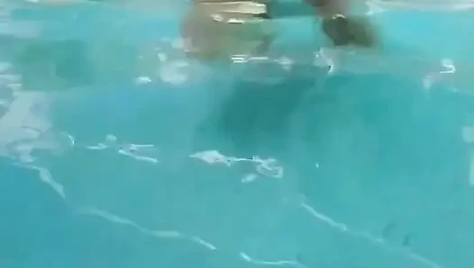 Nackt am pool schwimmen