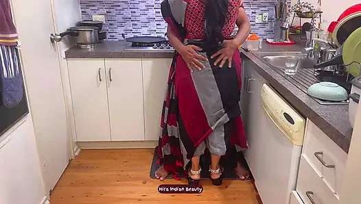 Die heißeste desi-ehefrau sari-sex, dicker arsch, drücken, blowjob, gesichtsfick und laute missionarsstellung