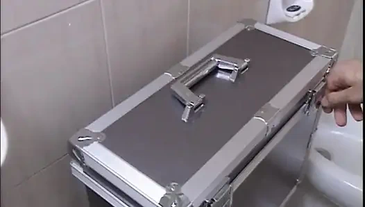 Рыжая девушка в тройничке, винтажный член, сосет киску и трахается