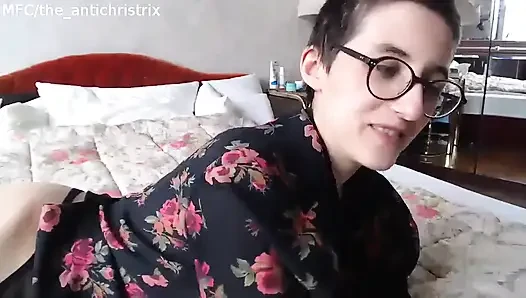 Brünette neckt in der cam-show