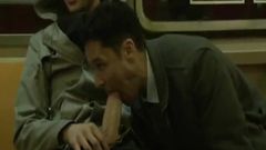 Chupando um pau enorme no metrô