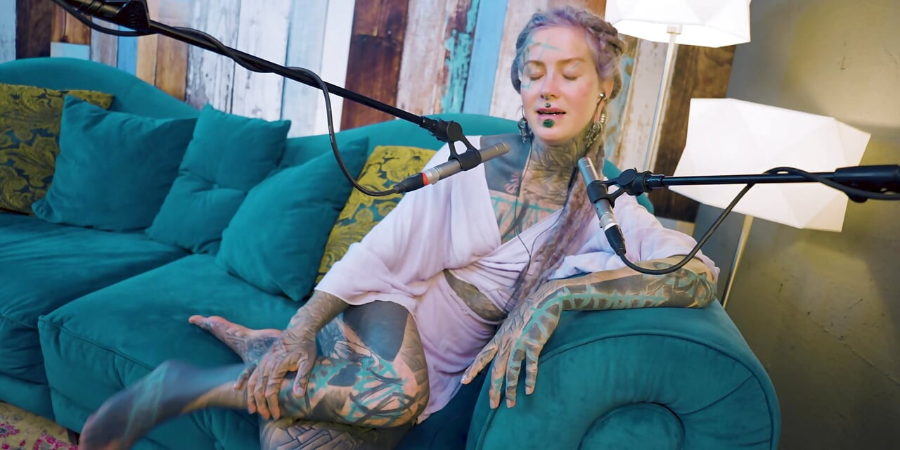Ich spreche über B - Bordem - ASMR podcast SFW spricht goth dünnes mädchen dreadlocks tattoo model inked mädchen