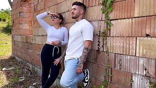 Une fille italienne suce la bite de son petit ami à l’extérieur