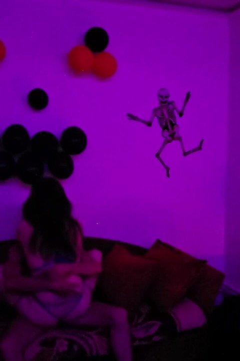 הפתעת ליל כל הקדושים עם בחורה קשורה בחוט ומצלמה רדופה
