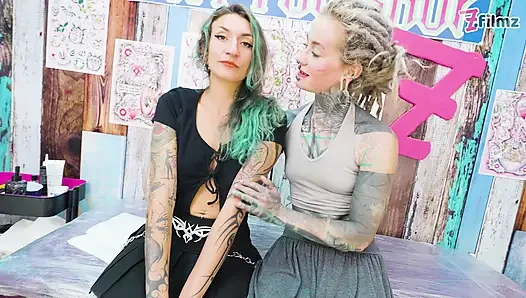 Dövmeli sürtükler çifte sakso çekiyor sonra anal sikiş dövme seansı döl sırılsıklam yeni bacak dövmesi ile bitiyor