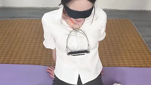 Wanita karir, pulang kerja, diam-diam minta dientot sama pembawa acaranya untuk janji kerja di belakang pacarnya