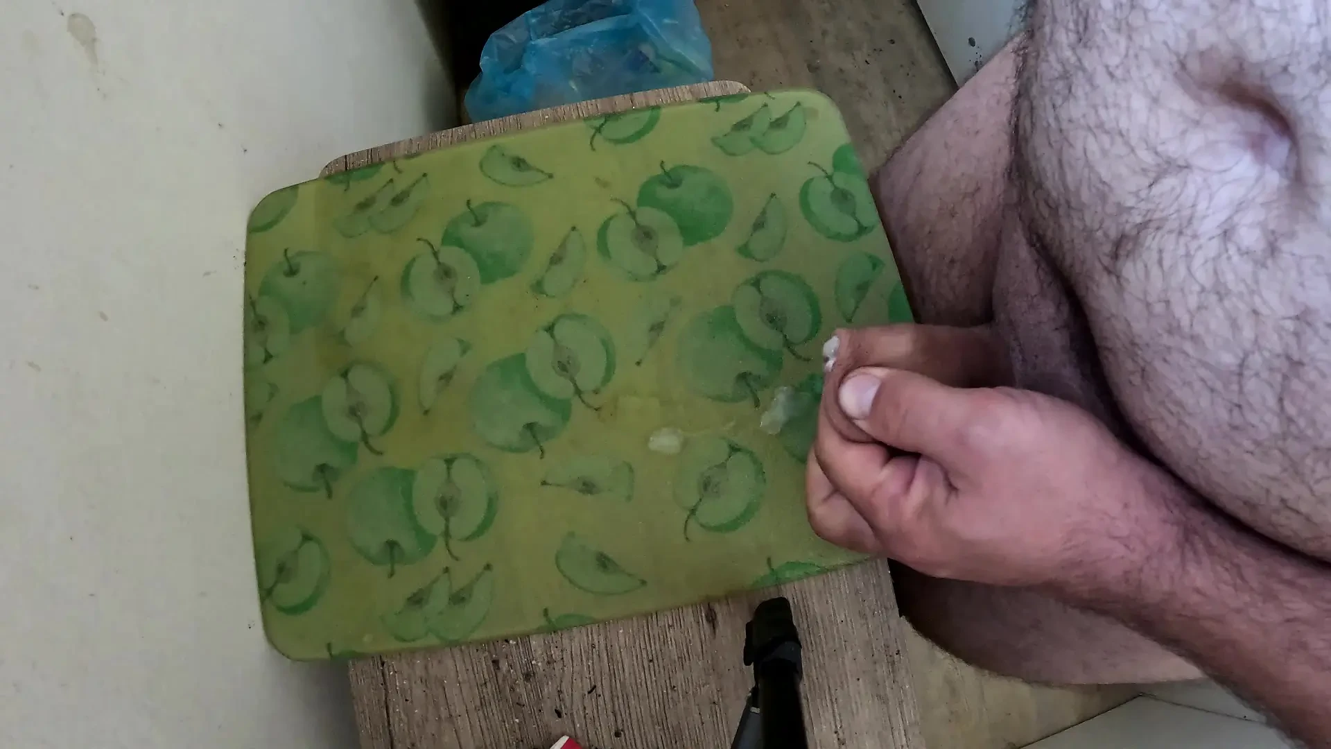 Nadržený výstřik v kuchyni