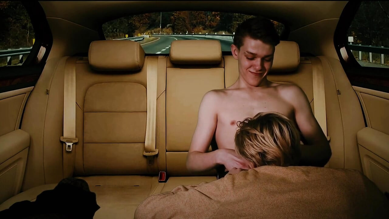 หนุ่มใหญ่โดนเย็ดตูดที่เบาะหลังของรถ