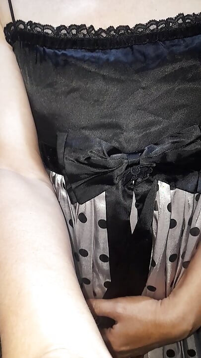 Crossdresser nosi satensku svilenu haljinu na točkice sa svilenkastom podstavom