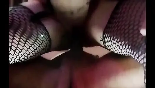 Minyon kızıl saçlı kel kız döllenmesi için yalvarıyor ve göz temasıyla en iyi sakso çekiyor (yakın çekim sokma)