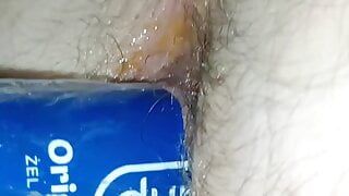Un jeune gay met du gel Durex dans son cul étroit