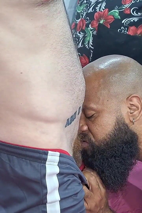 カルモナと彼女の父親が交代で男性の尻を扱う