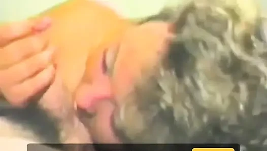Cewek hot rambut pirang lagi asik nyepong kontol dan jilat pantat