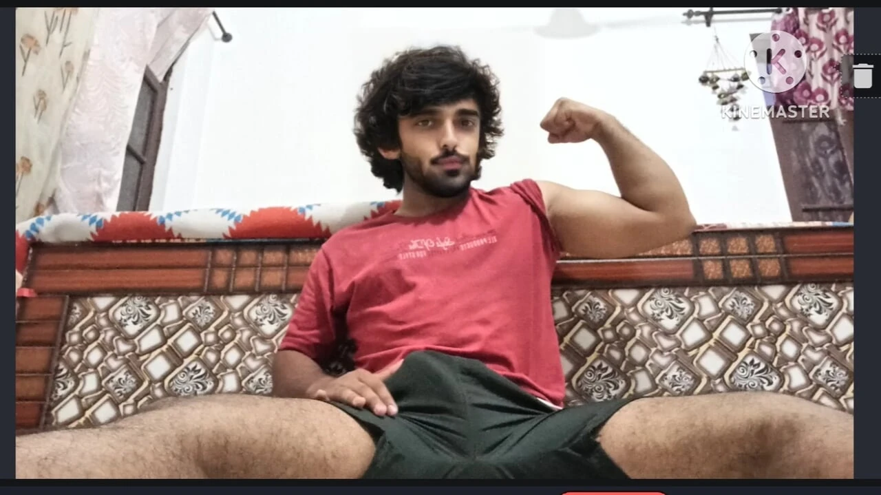 Indiana academia garoto mostrando sua bunda grande e pau meia-noite duro gozando