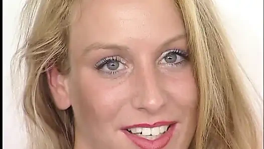 Pirang luar biasa masturbasi dengan dildo