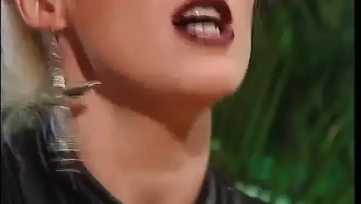 Sarışın orta yaşlı seksi kadın sert büyük yarakla sikiliyor