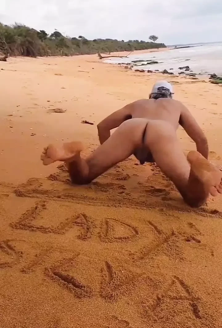 Ladysilva telanjang di pantai pantatnya yang seksi