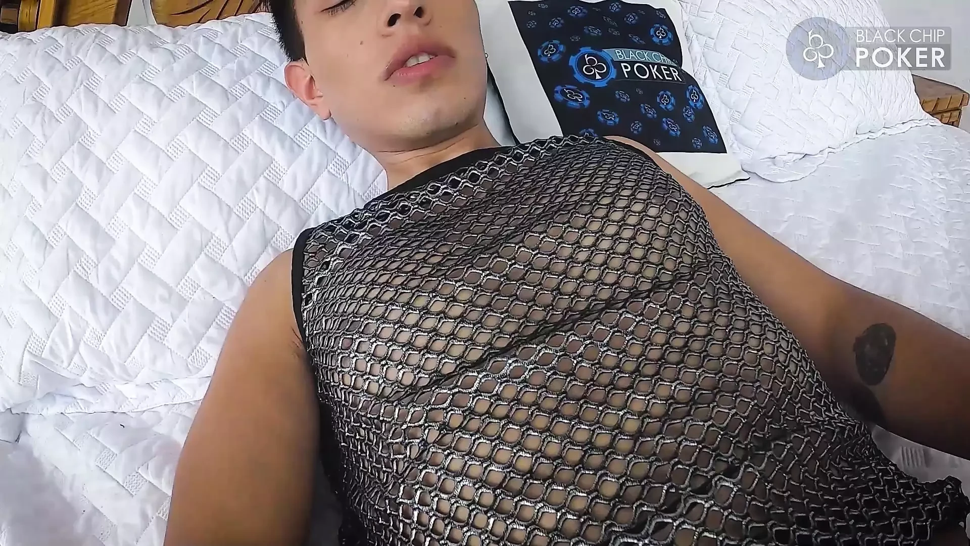 Erick Boom masturbira sa latino igračkama seks igračaka